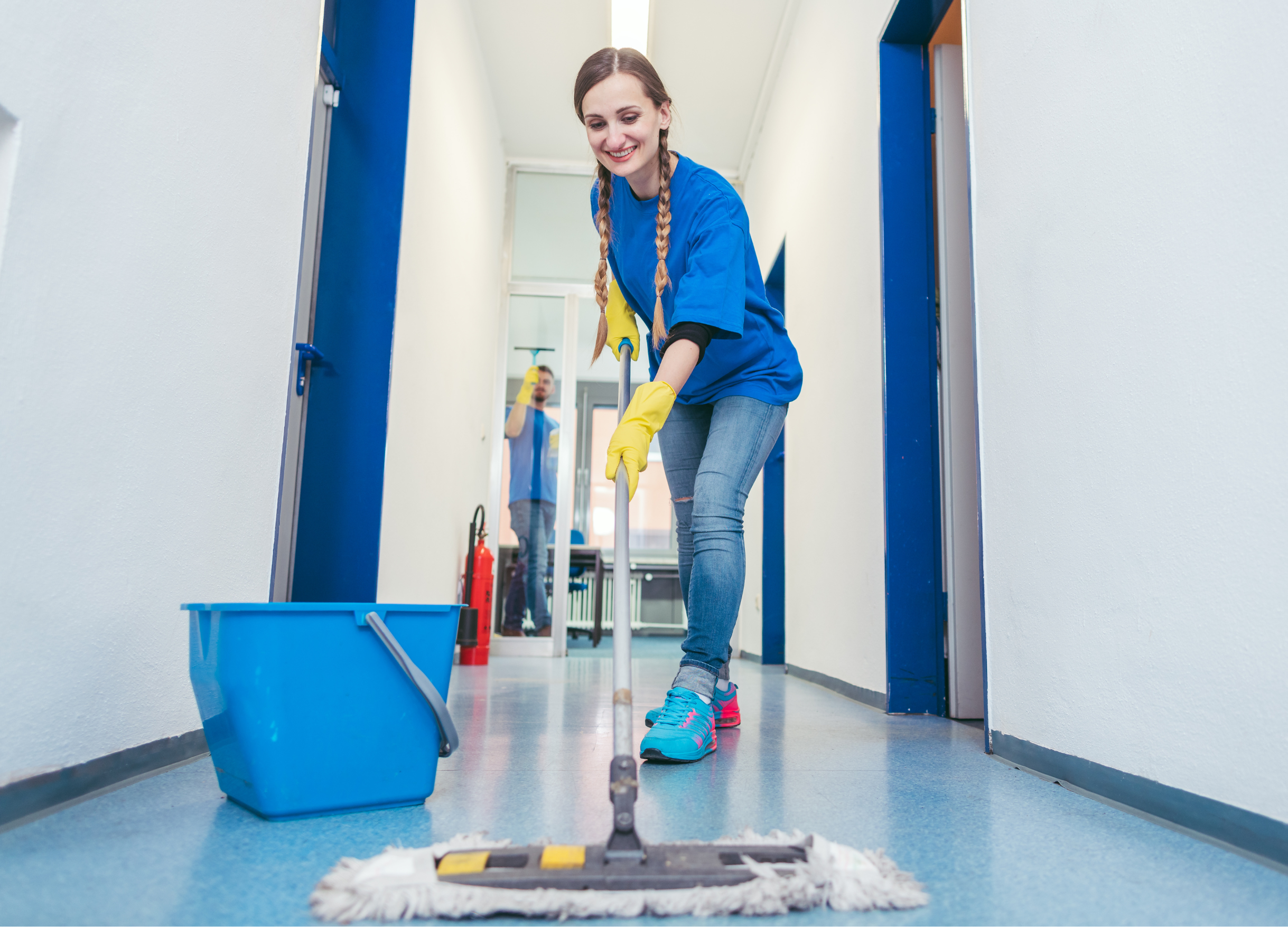Reinigungskraft bei der Arbeit
